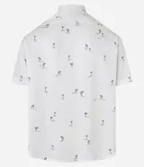 Camisa de viscosa con estampado de palmeras, corte relaxed, cuello inglés, manga corta y botones contrastantes.