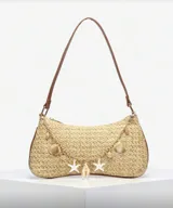 Cartera tipo baguette de paja color beige con forro marrón, asa corta de cuero sintético marrón y cierre superior. Decorada con dijes de conchas y estrellas de mar.