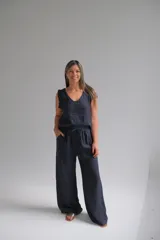 Pantalón palazo azul marino confeccionado en lino italiano, con cintura elástica.