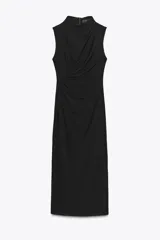 Vestido midi negro sin mangas, con cuello alto y detalle drapeado en el delantero. Cierre con cremallera oculta en la espalda.