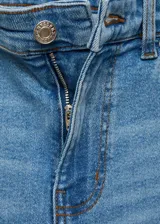 Pantalón de jean celeste de corte flare con tiro medio y bajo desflecado.