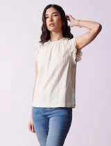 Blusa color crema en tejido elastizado, con aplique de puntilla en las sisas y abertura con botón en la espalda.