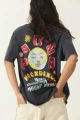 Remera negra de corte amplio con cuello redondo y mangas cortas. Estampado frontal con la palabra 'PACHA' en color rojo y tipografía retro.