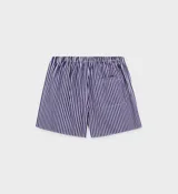 Short tipo bóxer de popelina de algodón a rayas verticales azules y blancas, con cintura elástica, botones frontales y logo bordado en blanco. Confeccionado en Portugal.