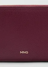 Bolso bandolera rectangular color borgoña con textura granulada, cierre de cremallera, asa larga regulable y logo MNG en dorado.