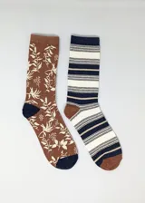 Pack de dos pares de medias de caña media, uno con estampado de hojas y flores en tonos marrón y azul marino, y otro a rayas horizontales en blanco y azul marino.