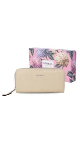 Billetera larga color beige de símil cuero, con cierre perimetral y bolsillo trasero con cierre.