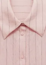 Camisa celeste con rayas verticales finas, de tejido fluido, manga larga abotonada, cuello camisero y corte recto.