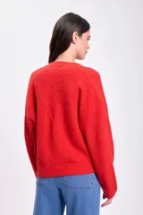 Saco de punto rojo con botones de madera.