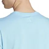 Remera de algodón de corte clásico con cuello redondo y logo de adidas en el frente.