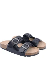 Sandalias negras con dos tiras anchas ajustables con hebillas plateadas y detalle de tachas plateadas.
