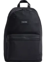 Mochila redonda de Calvin Klein, en color negro, con compartimento principal con cremallera y bolsillo exterior delantero.