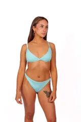 Conjunto de bikini turquesa con top de dos piezas con escote en V, cortes y vivos en los breteles, y bottom de tiro medio con laterales de ancho medio.