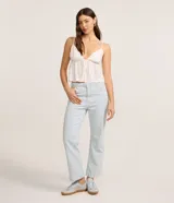 Pantalón baggy de jeans con rayas verticales celestes y blancas, cintura media, trabillas y bolsillos.