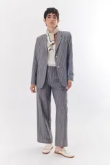 Pantalón de lino a rayas verticales azules y beige, de corte recto y relajado.