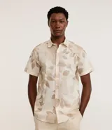 Camisa de manga corta con cuello inglés y estampado floral, corte comfort.