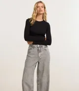 Pantalón wide leg de jeans gris lavado, tiro alto, con bolsillos delanteros y traseros, cierre con botón y cremallera.