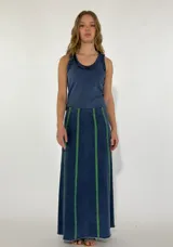 Pollera larga azul con rayas verticales verdes.