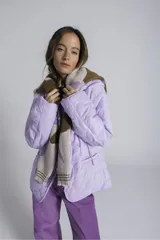 Campera capitoneada lila con cierre frontal y cuello XL.