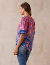 Blusa de modal estampado marca Ruby Rd, con mangas cortas terminadas en crochet.