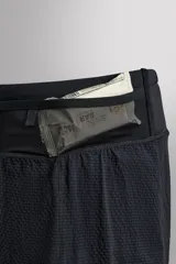 Shorts deportivos negros de tejido técnico elástico con estructura perforada. Cintura elástica ajustable con cordón interior, tres compartimentos de fácil acceso y bolsillo trasero de seguridad con cierre de cremallera. Bajo con aberturas laterales. Zara Athleticz.