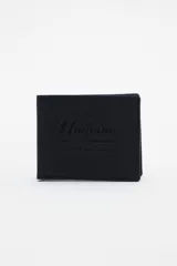 Billetera de cuero color negro con bajo relieve de la marca. Interior con múltiples compartimentos y forro de algodón en los bolsillos.