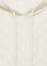Jersey blanco de punto trenzado con capucha y cordones ajustables.