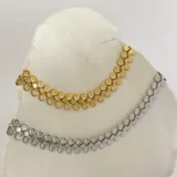 Collar dorado de acero quirúrgico hipoalergénico con baño en oro 18K. Formado por eslabones circulares con diseño de flor.
