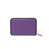Billetera rectangular color púrpura con cierre perimetral y logo XL metálico en el frente.