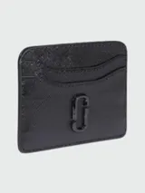 Tarjetero Marc Jacobs modelo The Card Case, color negro con logo metálico de doble J en el frente y múltiples ranuras para tarjetas.