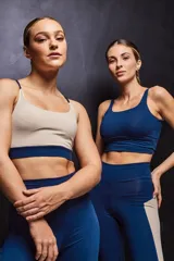 Calza deportiva larga color verde militar, de tiro alto y largo hasta el tobillo.