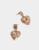 Par de aros colgantes dorados con forma de corazón y strass incrustado en distintas tonalidades.