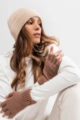 Gorro tejido en color lila, ideal para complementar outfits de invierno.