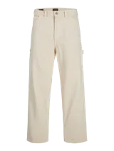 Pantalón jean color crema, corte amplio, con tiro alto, cinco bolsillos y cierre con botones.