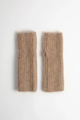 Par de guantes sin dedos color beige, tejidos en punto acanalado.