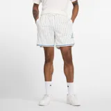 Short deportivo blanco con finas rayas verticales azules y logo bordado en azul en la pierna izquierda.