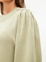 Sweater color gris melange, de tejido de punto, con cuello redondo y mangas abullonadas.