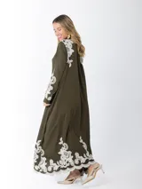 Maxi vestido camisero verde militar confeccionado en lino bordado, de calce amplio y estilo oversized.