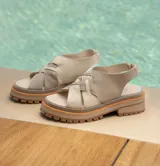 Sandalias de cuero vacuno color marrón, con tiras anchas cruzadas en el empeine, elástico en el talón y doble suela de goma deportiva.