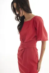 Vestido corto rojo de lino, con escote redondo, mangas globo y lazo ajustable en la cintura.