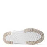 Zapatillas deportivas negras con suela gruesa y cordones.
