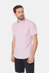 Camisa de hombre a rayas finas color rosa y blanco, de manga corta, con cuello abotonado, bolsillo en el pecho con logo bordado y botones personalizados. Confeccionada 100% en algodón.