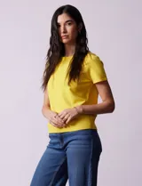 Buzo amarillo tejido en hilado fino, con cuello redondo y mangas cortas.