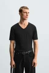Camiseta negra de algodón con cuello en V y manga corta.