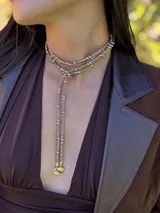Collar doble con cuentas metálicas, ajustable con ojal, que se puede usar alrededor del cuello.