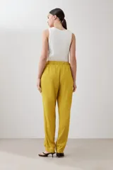 Pantalón de pijama color verde pistacho, de lino, con cintura elástica y cordón ajustable.