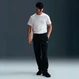 Pantalón deportivo negro de corte recto con cintura elástica y logo de Nike bordado en blanco en la pierna izquierda.
