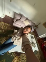 Pantalón de jean azul oscuro, de corte ancho y tiro bajo. Presenta cierre y botón en la parte delantera, bolsillos delanteros con detalle de encaje, bolsillo trasero y presillas para cinturón.