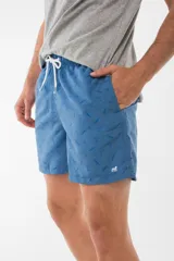 Short de baño azul con estampado de hojas de palmera en tonos azules, blancos y rosados.