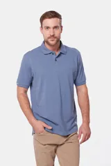 Remera polo piqué lisa color salmón, con cuello en rib y botones personalizados.